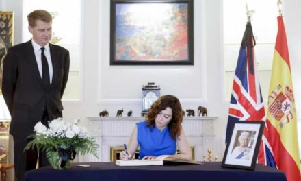 Díaz Ayuso se întâlnește cu ambasadorul Regatului Unit în Spania pentru a-și prezenta condoleanțe pentru Regina Elisabeta a II-a