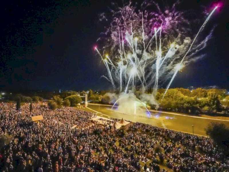 Torrejón – Cea de-a 10-a aniversare spectaculoasă și masivă a Parque Europa, evidențiind Spectacolul de lumini cu drone, Spectacolul Fântânilor cu finalul…