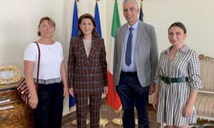 Italia: Ambasadorul Gabriela Dancău a primit la sediul misiunii diplomatice două voluntare în cadrul asociațiilor de ajutorare a refugiaților ucraineni