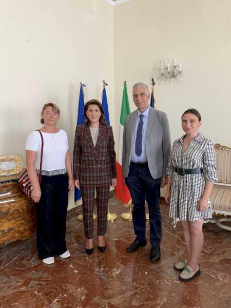 Italia: Ambasadorul Gabriela Dancău a primit la sediul misiunii diplomatice două voluntare în cadrul asociațiilor de ajutorare a refugiaților ucraineni