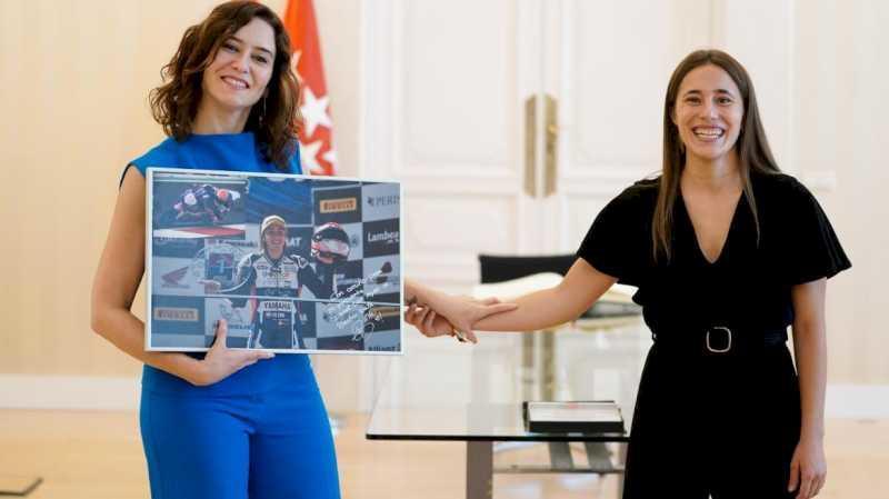 Díaz Ayuso o recunoaște pe șoferul de motociclism Beatriz Neila drept un reper pentru sport și talentul feminin