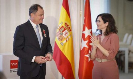 Díaz Ayuso îi dă medalia de argint lui López Alegría: „A servit drept inspirație pentru mulți copii, deoarece a fost primul astronaut spaniol care a călătorit în spațiu”