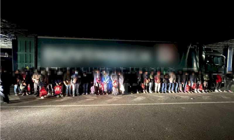 56 de migranţi, în ultimele 24 de ore, la frontiera cu Ungaria.&nbsp;48 depistaţi ascunşi într-un TIR, încărcat cu bunuri electrice