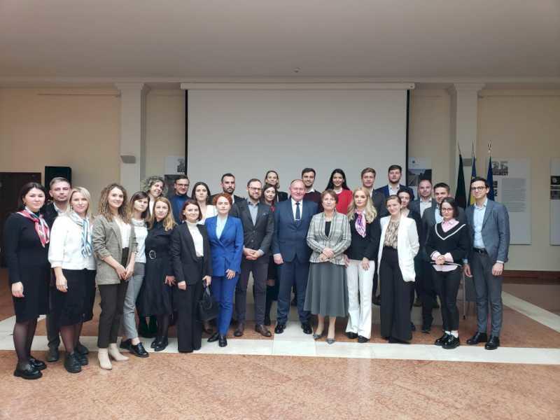 Germania: Întâlnirea ambasadorului României cu tineri juriști din România și Republica Moldova, participanți la Programul Statul de Drept Europa de Sud-Est pe a…