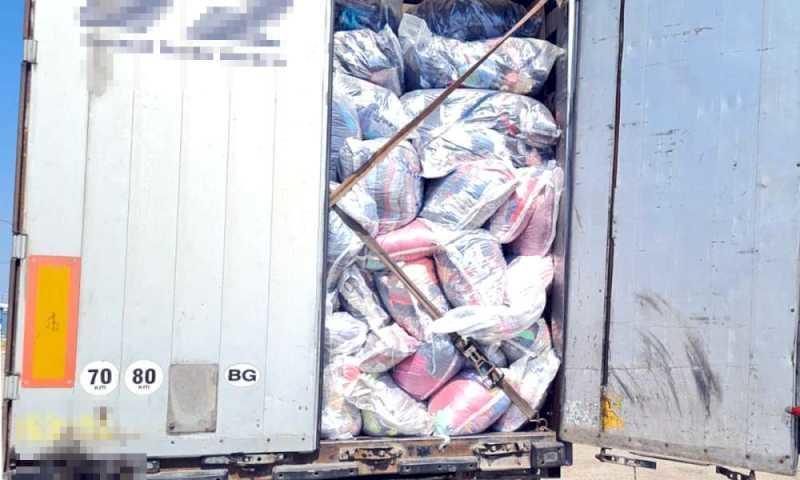 Peste 67 tone de deșeuri din îmbrăcăminte, textile și aluminiu, oprite de polițiștii de frontieră