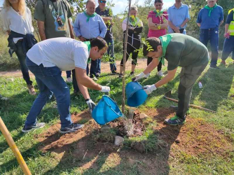 200 de persoane participă la plantarea de arbori pentru refacerea mediului înconjurător al râului Glorieta în trecerea acestuia prin Morell