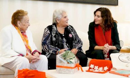 Díaz Ayuso primește persoane în vârstă din proiectul Solidaritate țesut lansat în reședințe pentru promovarea îmbătrânirii active