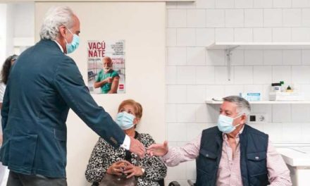 Comunitatea Madrid începe să imunizeze persoanele peste 65 de ani cu a patra doză împotriva COVID-19 și vaccinul antigripal