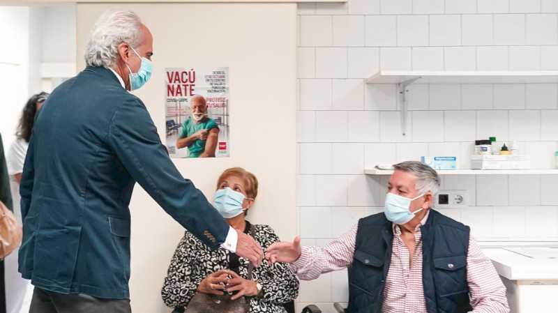 Comunitatea Madrid începe să imunizeze persoanele peste 65 de ani cu a patra doză împotriva COVID-19 și vaccinul antigripal