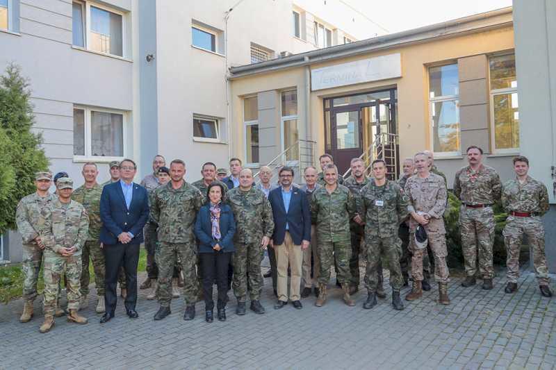 Ministrul Apărării vizitează în Polonia principalul centru logistic pentru distribuirea ajutoarelor militare și umanitare către Ucraina