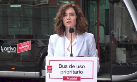 Díaz Ayuso prezintă noul autobuz de utilizare prioritară la semafoare: electric, cu platforme exclusive și frecvențe între 3 și 10 minute