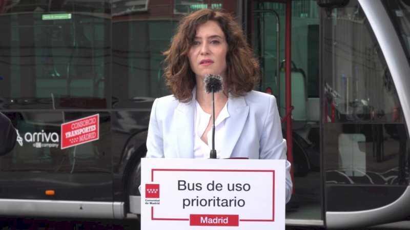 Díaz Ayuso prezintă noul autobuz de utilizare prioritară la semafoare: electric, cu platforme exclusive și frecvențe între 3 și 10 minute