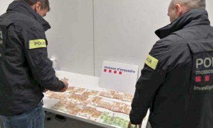 Mossos d'Esquadra arestează o femeie care și-a dat identitatea victimelor pentru a efectua operațiuni frauduloase de sume mari de bani către entități bancare