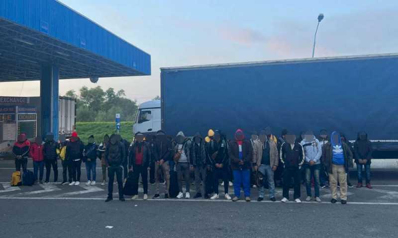 51 de migranți ascunși în două mijloace de transport, depistați la PTF Nădlac II