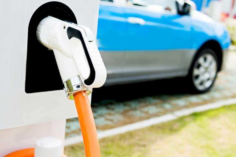 A aprobat regulamentul de instalare a punctelor de reincarcare electrica in principalele statii de benzina