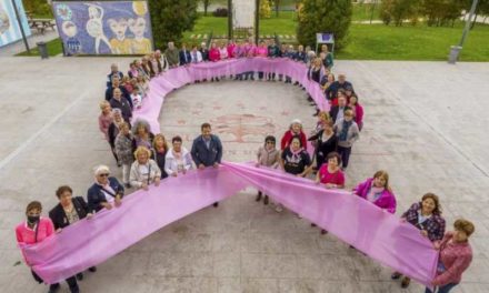Torrejón – Torrejón de Ardoz s-a alăturat comemorarii Zilei Mondiale Împotriva Cancerului de Sân cu o fundă mare umană roz în Parque…