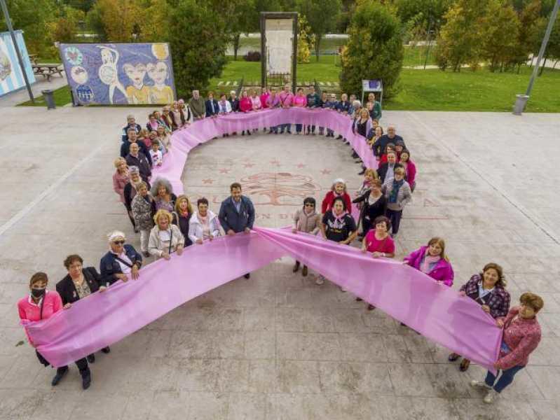 Torrejón – Torrejón de Ardoz s-a alăturat comemorarii Zilei Mondiale Împotriva Cancerului de Sân cu o fundă mare umană roz în Parque…