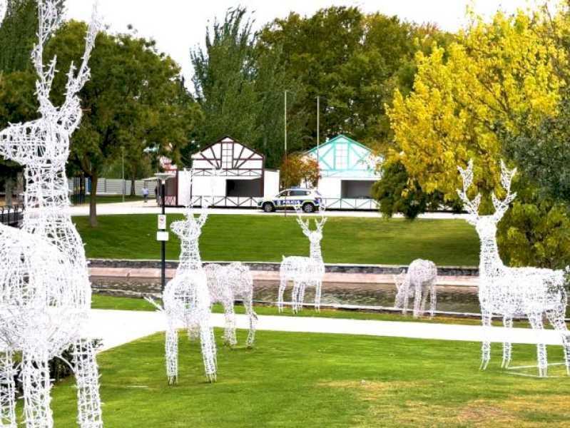 Torrejón – Iluzia Crăciunului începe deja să se simtă în Parque Mágicas Navidades odată cu asamblarea a aproape o sută de spectaculoase…