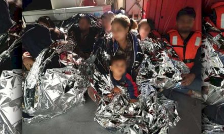 Intervenţie salvatoare a poliţiştilor de frontiera rom&acirc;ni în Marea Mediterană. 108 persoane salvate şi transbordate pe nava PFR