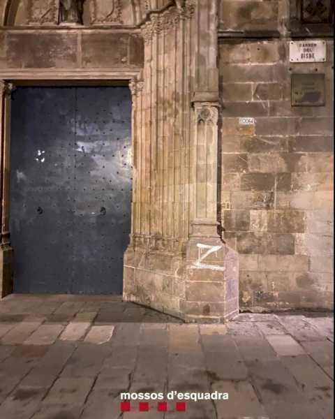 Mossos d'Esquadra arestează un bărbat la Barcelona pentru că a pictat clădiri emblematice cu simbolul „Z”, svastici și texte de amenințare în favoarea invaziei ruse.