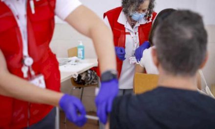 Comunitatea Madrid începe vaccinarea antigripală și a patra doză de COVID pentru persoanele cu vârsta peste 60 de ani și grupurile de risc, cum ar fi pacienții cronici sau femeile însărcinate