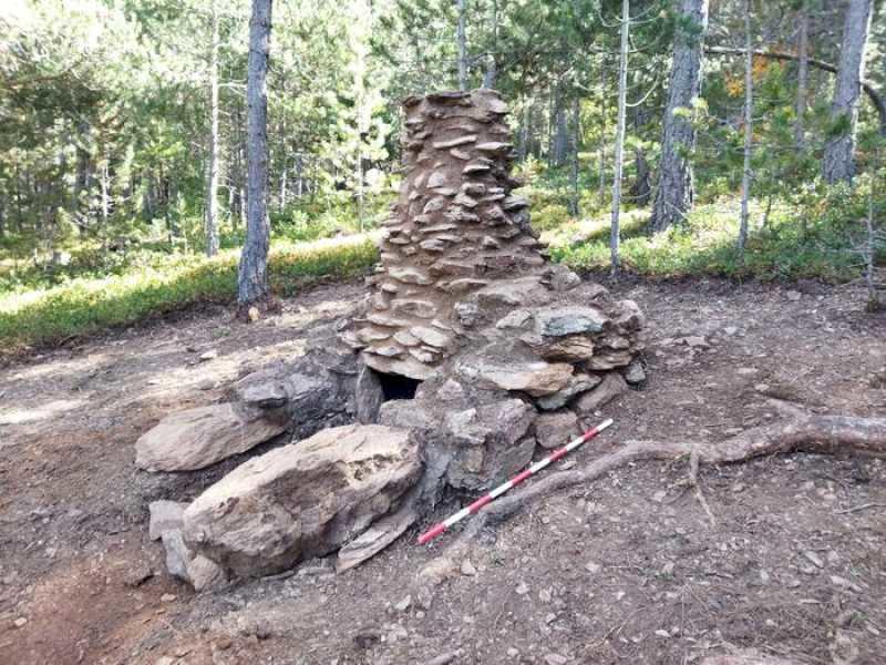 Parcul Natural Alt Pirineu promovează săpătura arheologică a unui cuptor de fier de epoca romană în pădurea Virós din Vall Ferrera