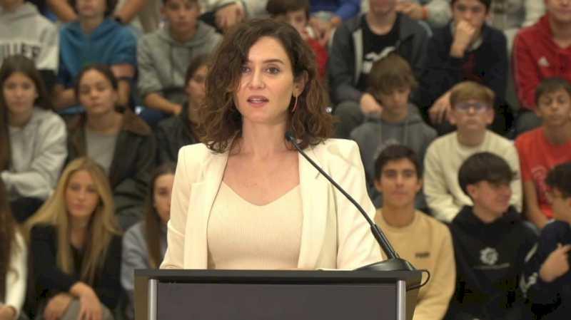 Díaz Ayuso avansează majorarea salarială pentru profesorii madrileni care vor fi plătiți pe statul de salariu din noiembrie cu efect retroactiv de la începutul cursului