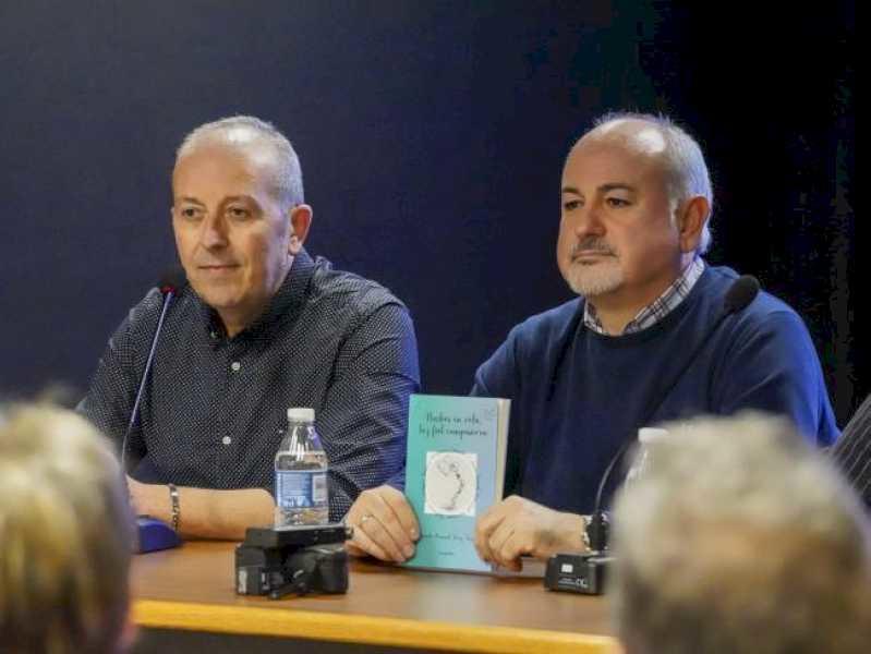 Torrejón – Scriitorul din Torrejón, Acisclo Ruíz, și-a prezentat ieri noua carte „Nopți fără somn, lumină însoțitoare credincioasă”
