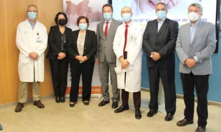 Spitalul Clinic San Carlos găzduiește livrarea celui de-al zecelea „Patuco de Honor”, ​​cu ocazia Zilei Mondiale a Prematurității
