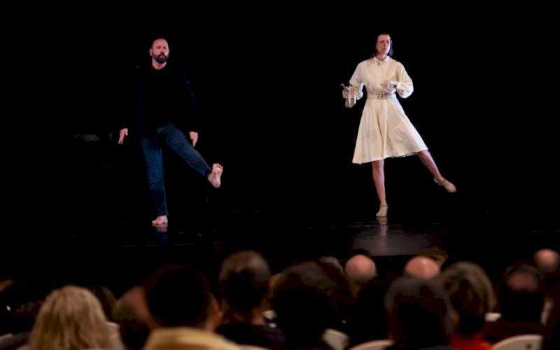 Alcalá – Chevi Muraday și Miss Beige surprind publicul Teatrului Salón Cervantes cu propunerea lor de dans și spectacol