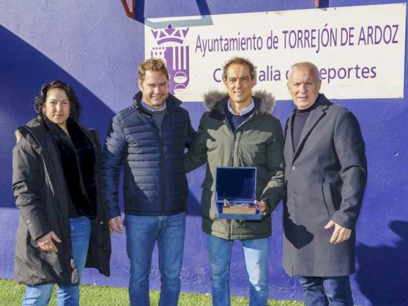 Torrejón – Consiliul Local Torrejón de Ardoz îi aduce un omagiu antrenorului din Torrejón, Kenio Gonzalo, campion mondial U-17 la cârmă…