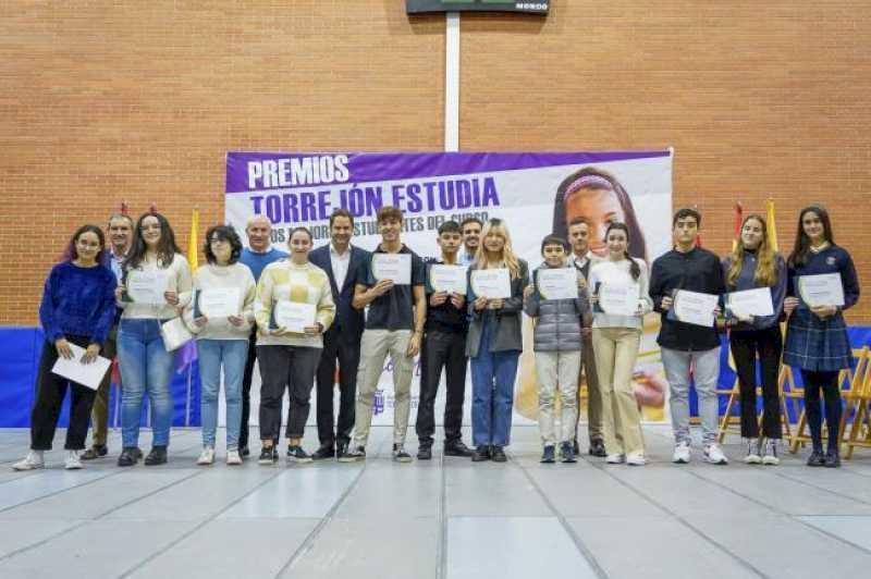 Torrejón – Cei mai buni 244 de studenți din Torrejón au primit ieri recunoaștere pentru efortul depus de-a lungul anului universitar trecut în…