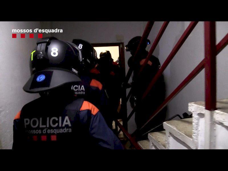 Mossos d'Esquadra rezolvă un atac asupra unei locuințe din cartierul Verneda din Barcelona, ​​legat de o datorie de trafic de droguri și arestează doi dintre autori.