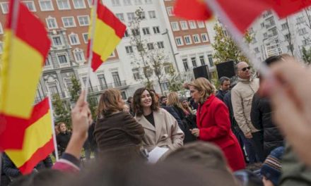 Díaz Ayuso participă la ridicarea drapelului național în omagiu adus Constituției Spaniei