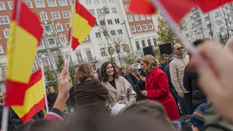 Díaz Ayuso participă la ridicarea drapelului național în omagiu adus Constituției Spaniei