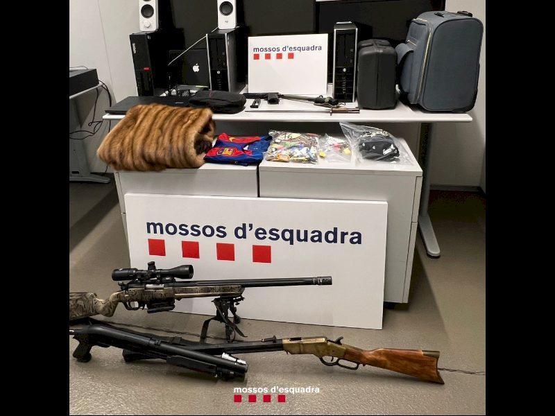 Mossos d'Esquadra arestează doi hoți multi-recidiviști ca presupuși autori ai mai multor jafuri cu forță în unități din Sants-Montjuïc și les Corts din Barcelona