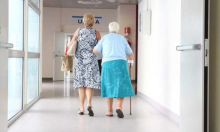 Comunitatea Madrid oferă pregătire gratuită profesioniștilor din casele de bătrâni în îngrijirea pacienților cu Alzheimer și a familiilor acestora