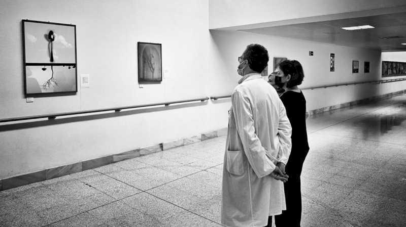 Spitalul Universitario del Henares găzduiește expoziția „12 Cucharas”, o călătorie vizuală prin emoțiile unui pacient cu lupus
