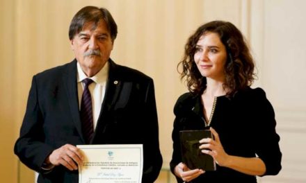 Díaz Ayuso primește premiul Gold Desk pentru munca sa de a proteja educația și familia ca valori fundamentale