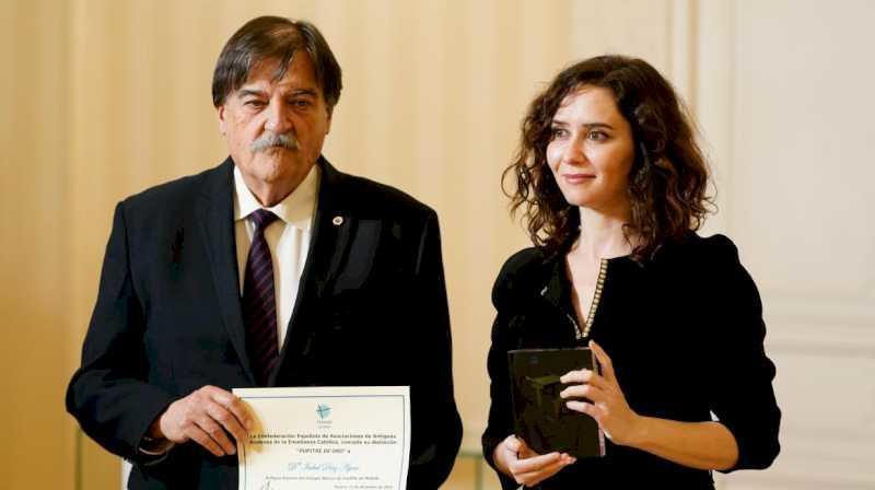 Díaz Ayuso primește premiul Gold Desk pentru munca sa de a proteja educația și familia ca valori fundamentale