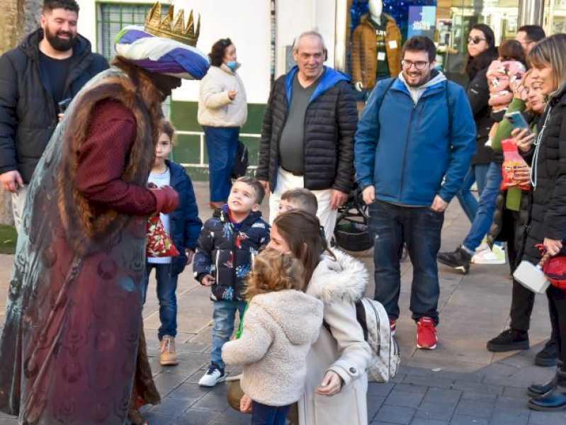 Torrejón – Regele Baltasar va plimba și va împărți miercuri dulciuri copiilor la ora 12 dimineața, în zona centrală a orașului Torrejón de Ardoz…