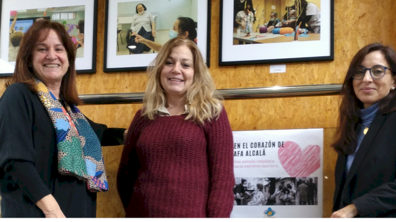 Direcția de Asistență Primară de Est găzduiește o expoziție fotografică despre familiile cu pacienți cu Alzheimer în Alcalá de Henares