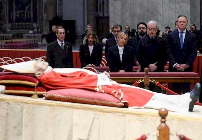 Președintele Meloni îi aduce un omagiu papei emerite Benedict al XVI-lea