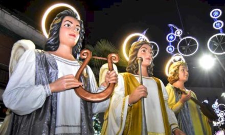 Torrejón – Parada îngerilor uriași de Crăciun pentru a anunța sosirea celor trei magi va continua astăzi, marți, 3 și mâine, miercuri…