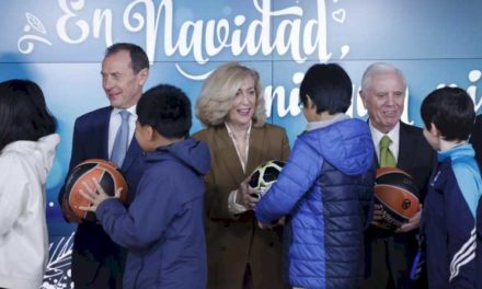 Comunitatea Madrid participă la livrarea de cadouri de la Fundația Real Madrid către minorii aflați sub tutelă