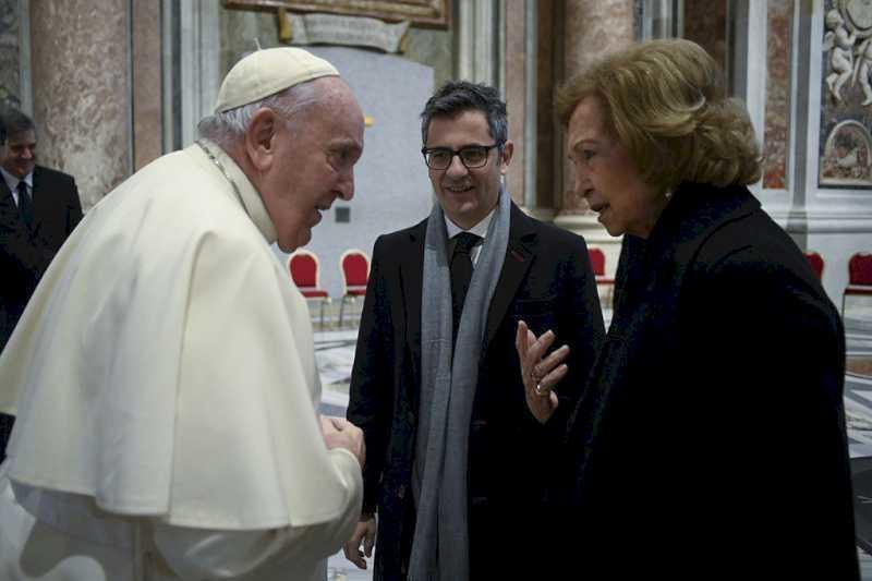 Regina Sofia și ministrul Félix Bolaños transmit condoleanțe ale Spaniei comunității catolice la înmormântarea lui Benedict al XVI-lea