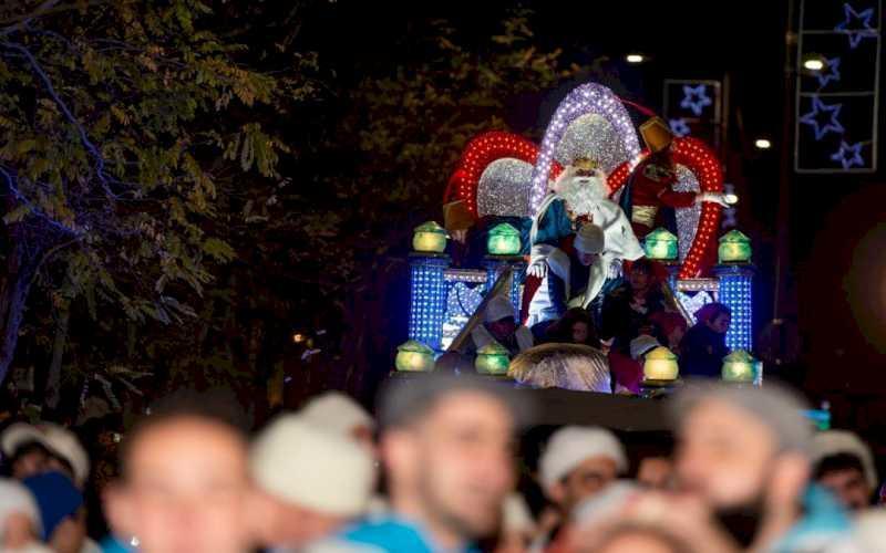 Alcalá – Mii de oameni se bucură de Cabalgata de Reyes de Alcalá într-o noapte magică plină de iluzii