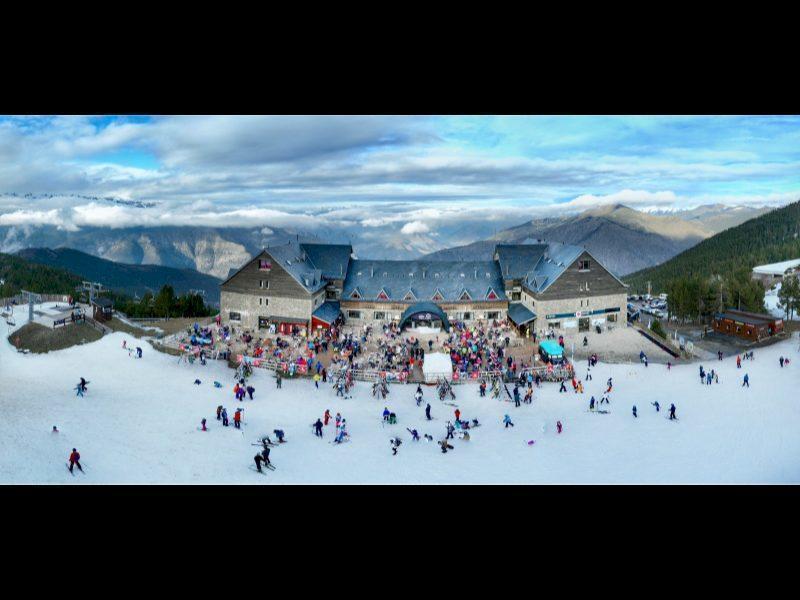 ATENȚIE, ACEST NOTĂ ÎNLOCUIEȘTE ANTERIOR.  Un total de 152.000 de oameni se bucură de munte și schi în stațiunile FGC în timpul sărbătorilor de Crăciun, Anul Nou și Regii