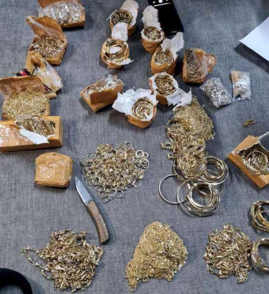 Peste cinci kilograme de bijuterii susceptibile a fi din aur, descoperite de polițiștii de frontieră giurgiuveni