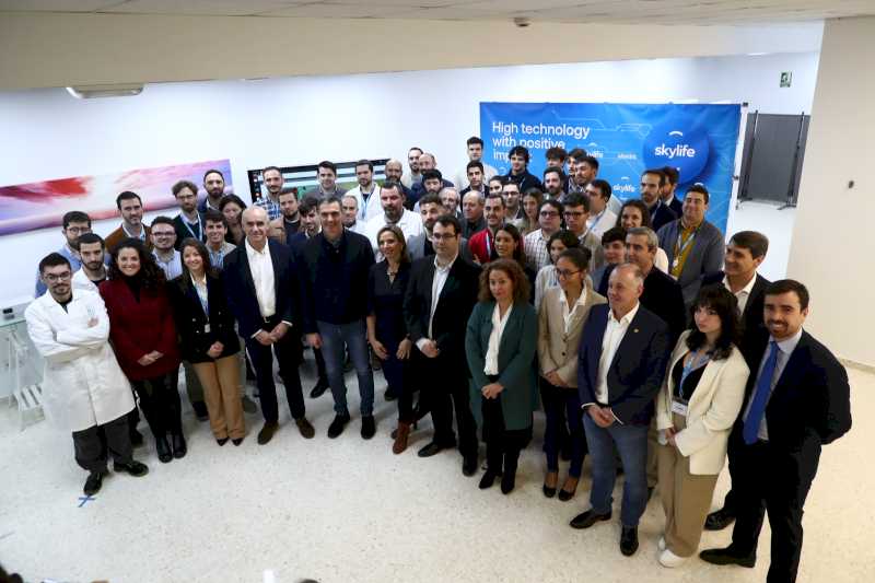 Pedro Sánchez își reafirmă angajamentul față de sectorul aerospațial în timpul vizitei sale la compania Skylife din Sevilla, orașul care va găzdui sediul Agenției Spațiale Spaniole.